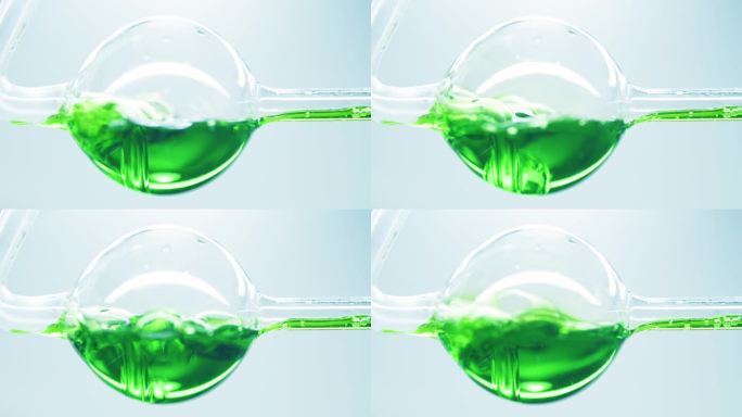 绿色液体在玻璃烧瓶中沸腾。