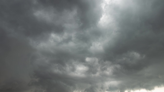 大雨将至乌云密布的黑暗天空