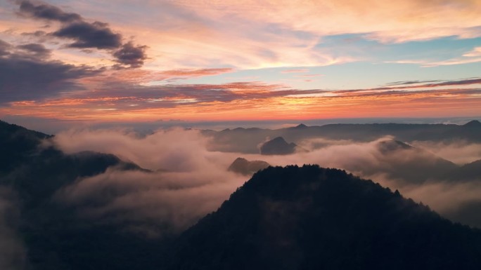 早晨群山的鸟瞰图4K自然风光秀丽人文空镜