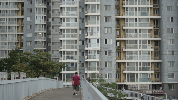 雨后人行天桥上的各种行人4k