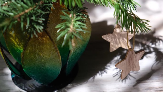 圣诞静物，圣诞树的树枝上挂着星星玩具。节日快乐在家
