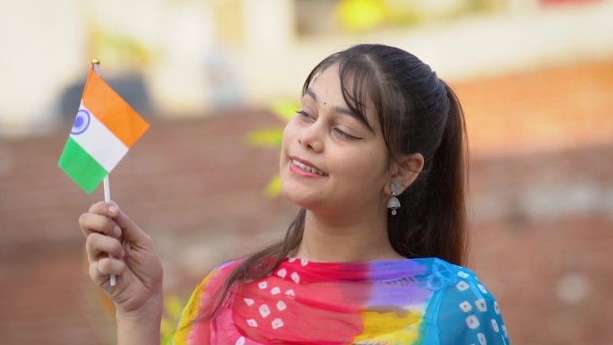兴高采烈的印度年轻女子手持印度国旗庆祝独立日。