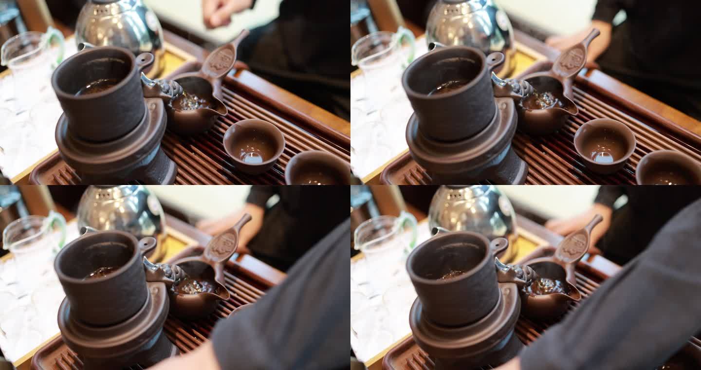 将茶水从茶壶倒入分茶器慢镜头