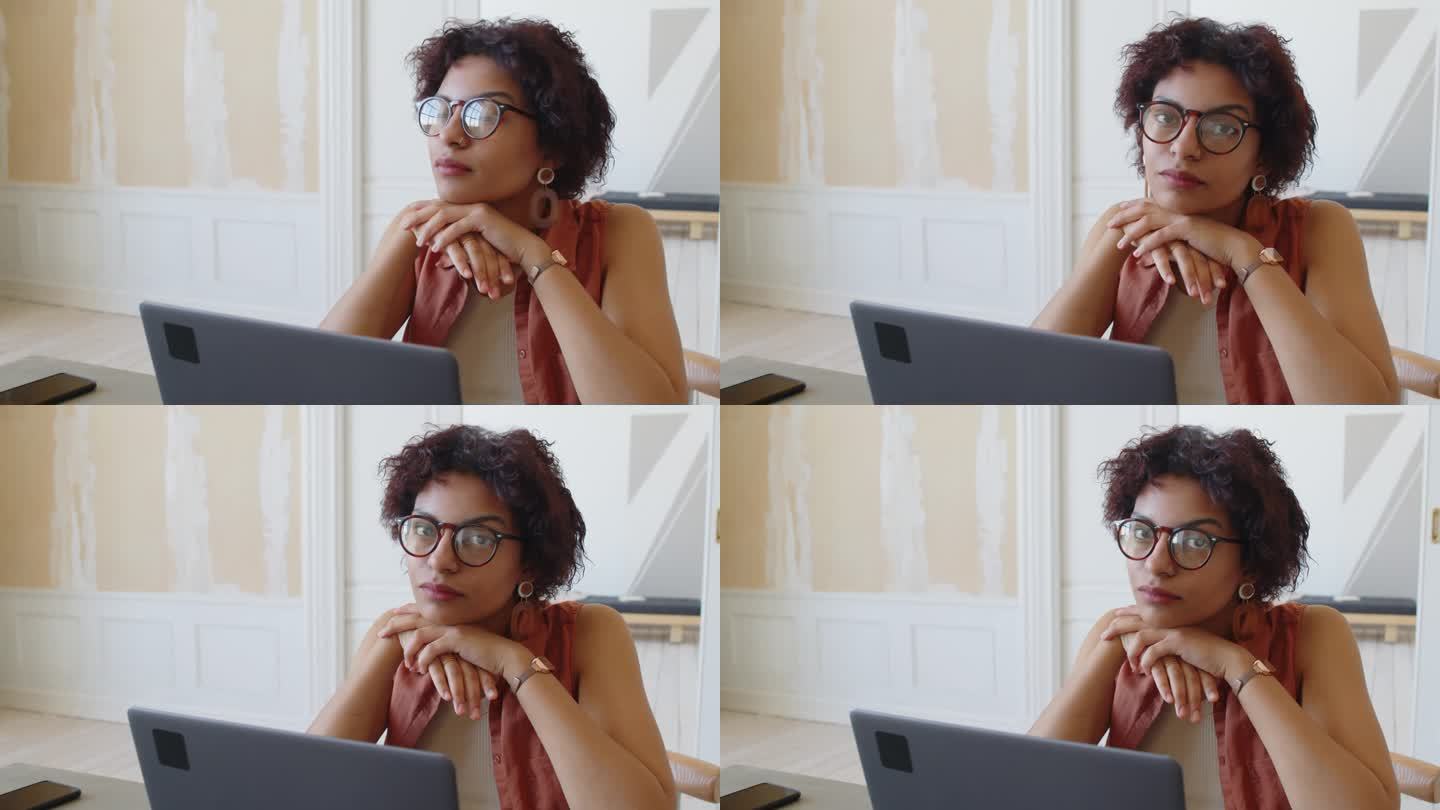 心烦意乱的黑人女性坐在家里拿着笔记本电脑