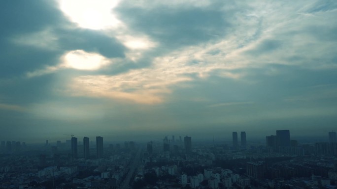 城市剪影日出朝阳朝霞霞光城市天亮延时乌云