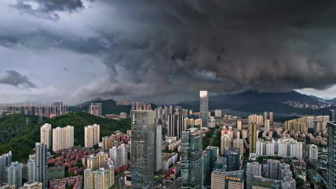 城市乌云翻滚暴风雨来临恶劣天气黑云密布