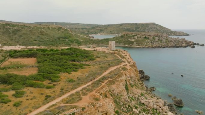 著名的马耳他海滩——海因图菲哈的景观。悬崖,大海。马耳他