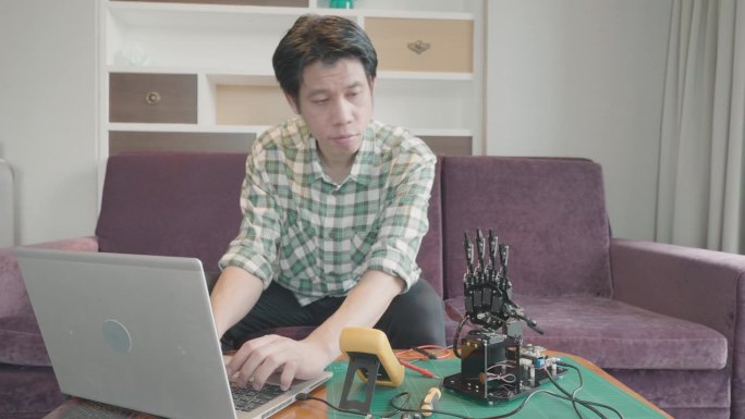 工程师在家办公室研发的未来机器人手