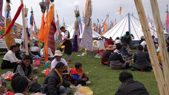 众多藏族人盛装聚会藏族节日
