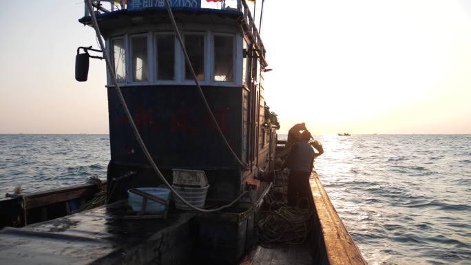 4k船上夕阳收网 渔船出海捕捞收获