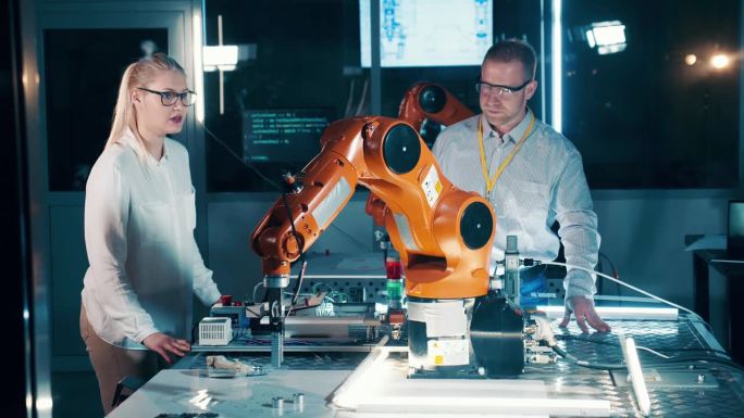 机器人技术人员正在一个现代化的实验室里检查机器人设备