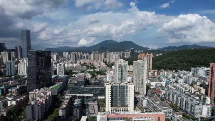 城市乌云翻滚暴风雨来临恶劣天气黑云密布