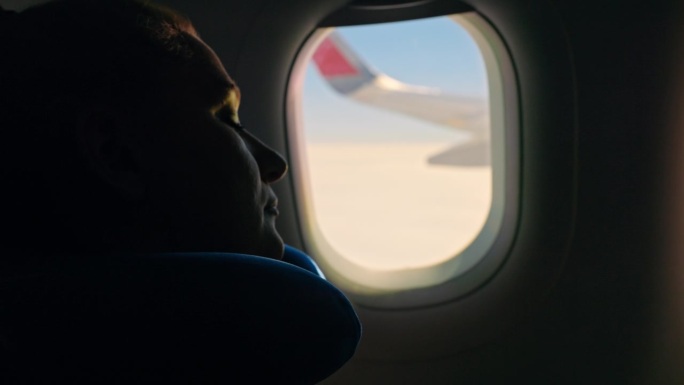 MS女乘客在飞机内打盹时会使用颈枕