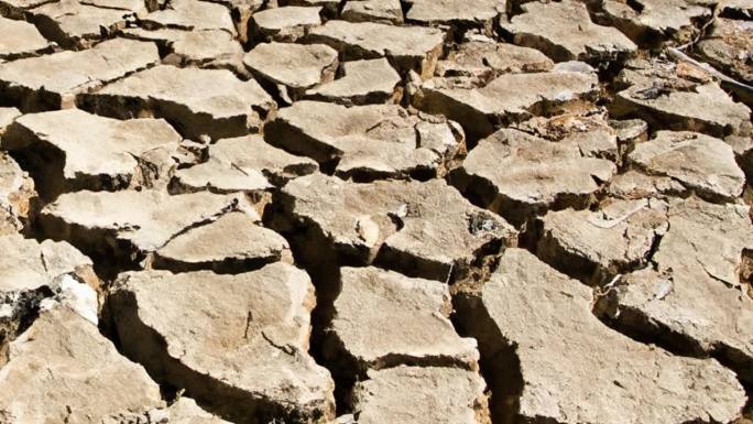 全球变暖问题导致土壤干裂、干旱和口渴。气候失调