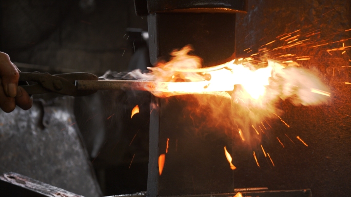 铁匠铺匠人钢铁炭火中燃烧打铁千锤百炼