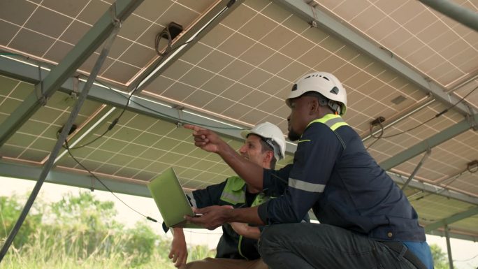 电气工程师正在检查太阳能电池板的发电性能。
