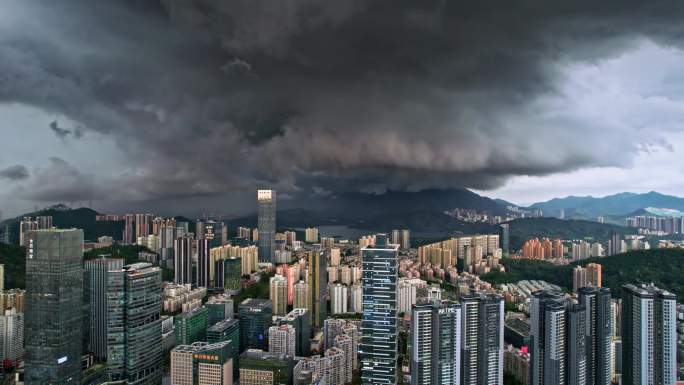 城市乌云翻滚暴风雨来临恶劣天气黑云密布