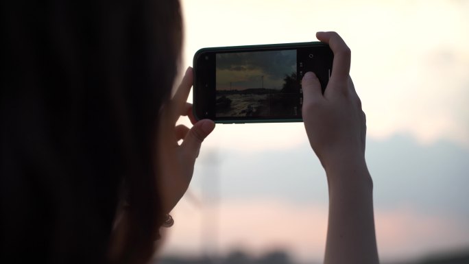 女性青年山顶用手机拍照拍风景拍摄摄影照相