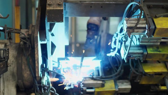 高效机器人焊接改变工厂汽车生产。走进汽车生产的未来，在熙熙攘攘的工厂里，一个自动化的机械臂以非凡的效