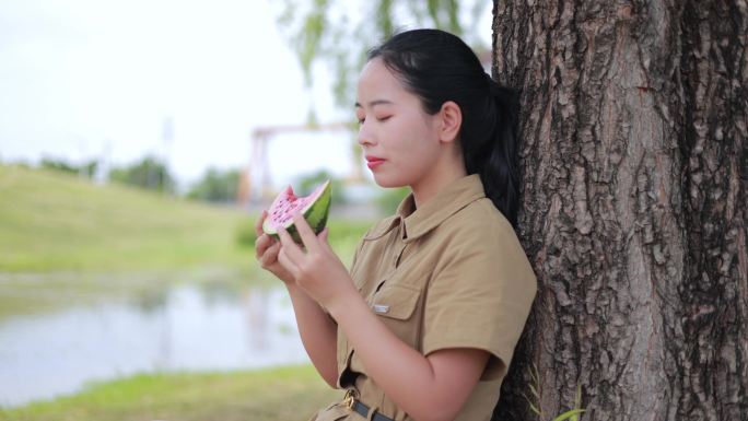 夏季女孩户外吃西瓜