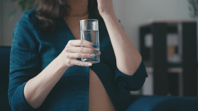 中年孕妇服用补给水，为孕期补充维生素