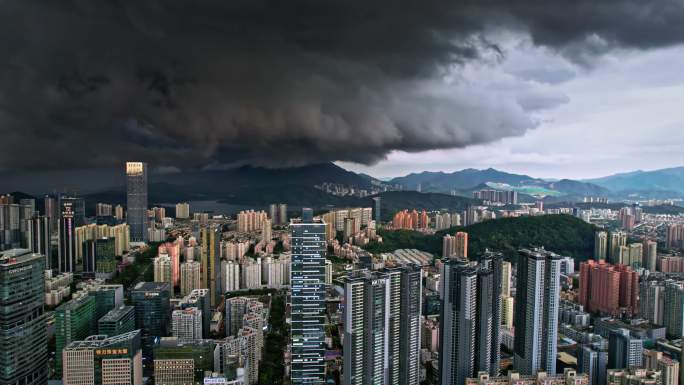 城市乌云翻滚暴风雨来临恶劣天气黑云密布