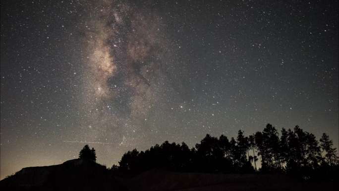 星光璀璨：森林星空的延时摄影