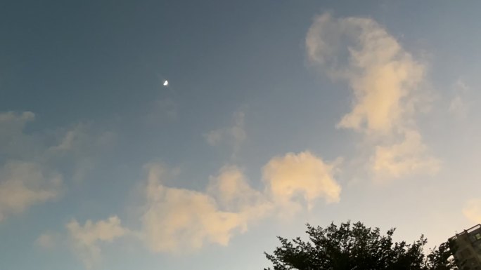 傍晚云与月