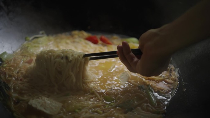 用筷子夹中国面条煮面视频素材方便面