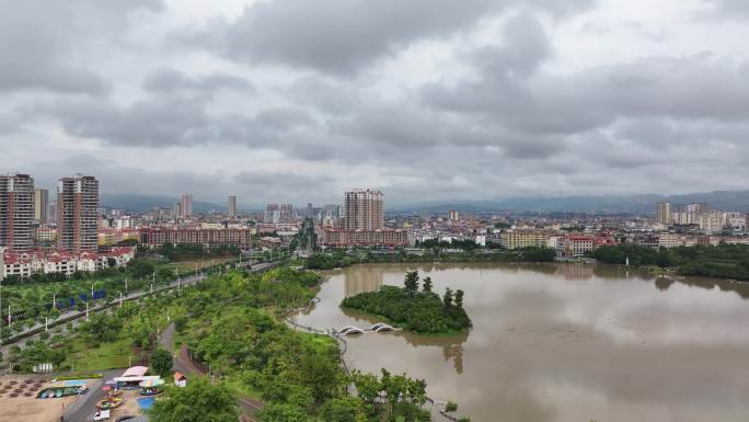 暴雨过后大量泥沙令湖水无比浑浊