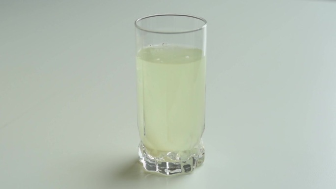 这种药片在一杯水中溶解。嘶嘶声可溶性抗生素、维生素或抗流感药片的嘶嘶声这种泡腾片可溶于水