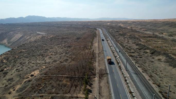 西藏青海宁夏西部荒凉沙漠汽车行驶自驾