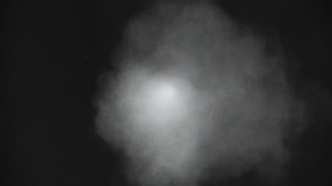 近景:烟从洞中喷涌而出，滚烫的蒸汽在沸水上上升，排气管有毒烟雾，黑色背景上孤立的白色喷色，前方是香水