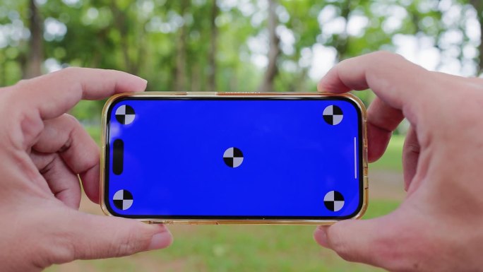 手机显示蓝色屏幕，背景是大自然