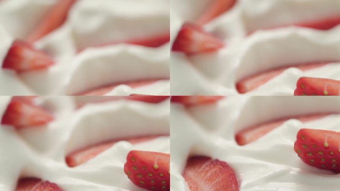 特写一锅有机草莓切片，淋上鲜奶油