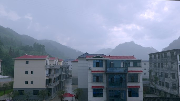 暴雨倾盆