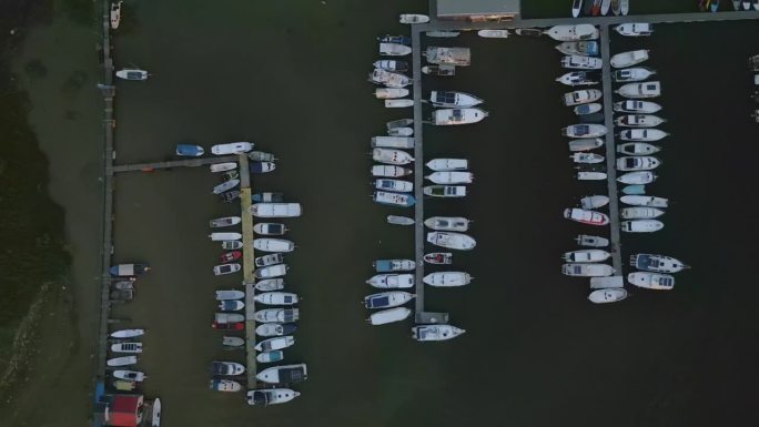 从空中俯瞰的港口和船只在河-贝尔格莱德，塞尔维亚-股票视频