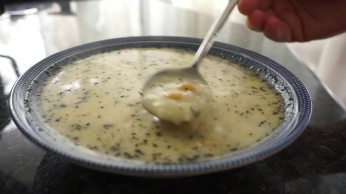 自制酸奶汤，传统的鹰嘴豆薄荷汤，土耳其