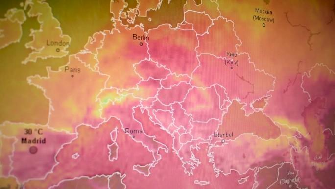 欧洲卫星上空气候炎热。摄像机拍摄电脑屏幕监视器。