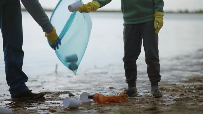 父子二人志愿收集湖岸垃圾，保护生态环境