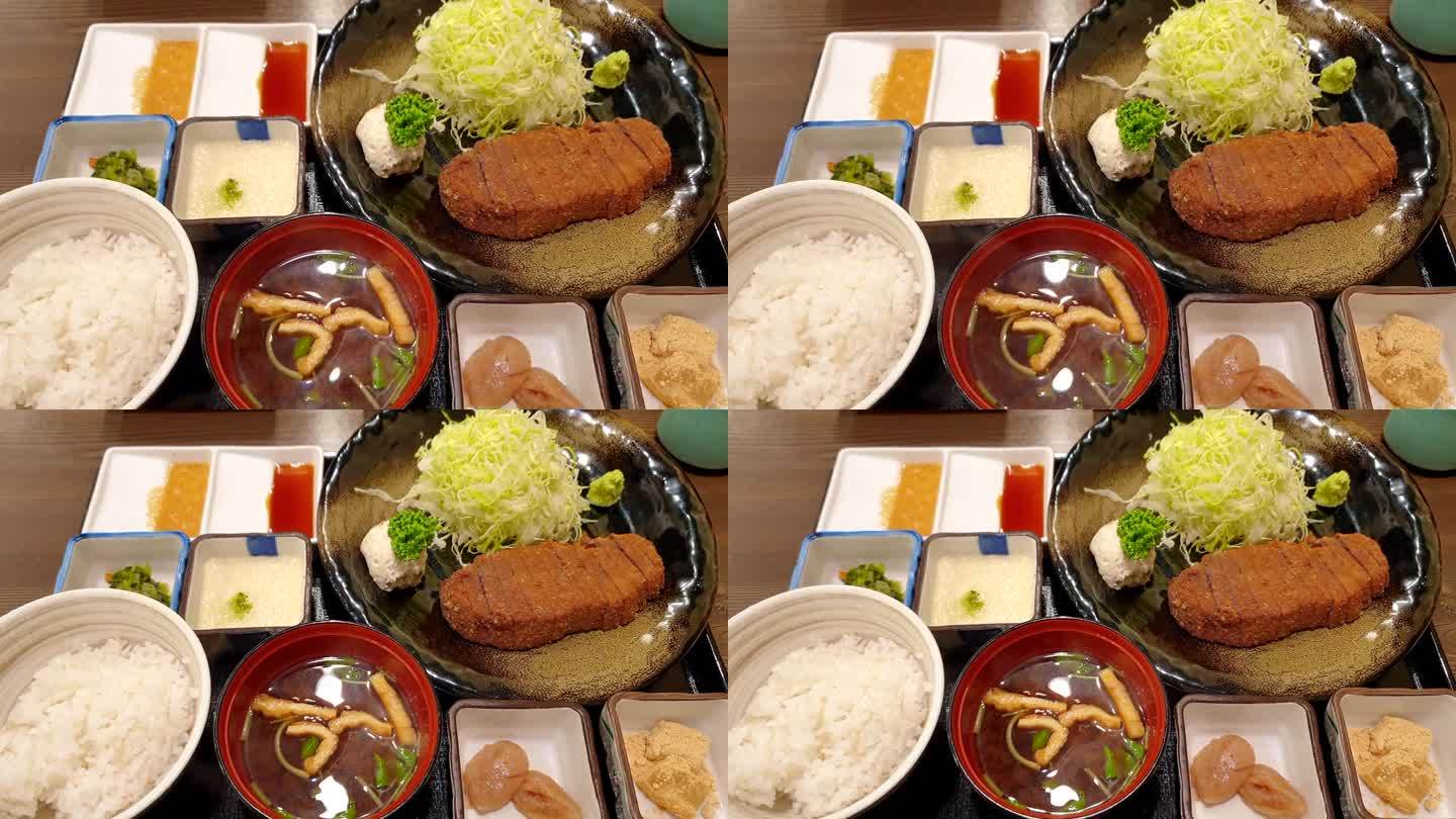 日式料理:深烧牛肉配面包屑，配米汤和酱料