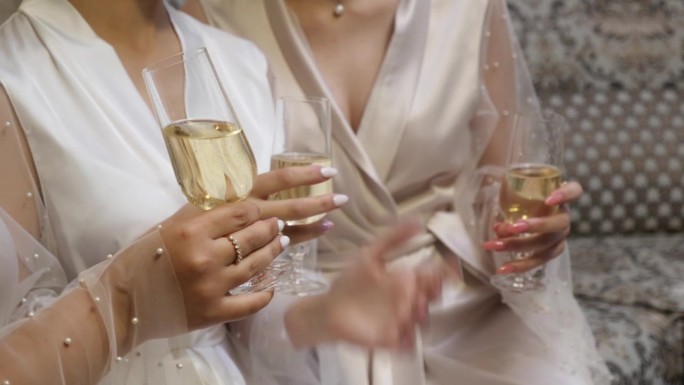 为了庆祝新娘和新郎的婚礼，人们把起泡的香槟倒进杯子里喝。婚礼庆典。婚礼庆典的传统和习俗。