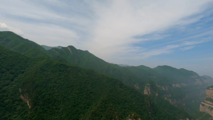 贴着山峰飞到谷底