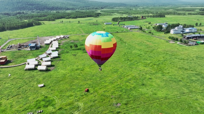 一只氢气球在呼伦贝尔康达岭景区空中