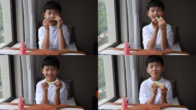 可爱的小男孩吃西瓜