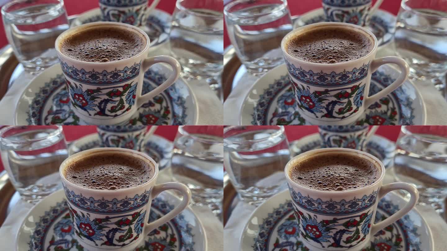 伊斯坦布尔咖啡馆里的土耳其黑咖啡