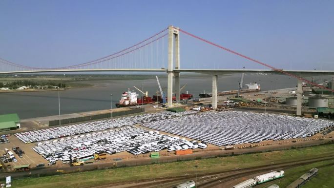 莫桑比克马普托-卡滕贝大桥的航拍画面