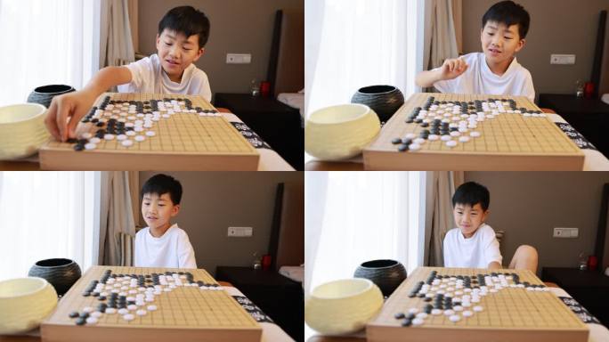 可爱的男孩在窗边下围棋慢镜