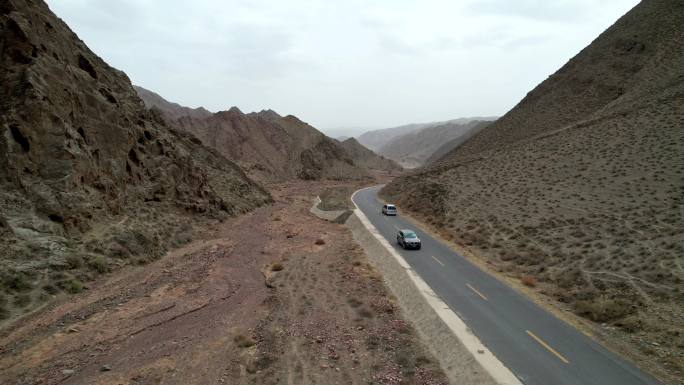 西藏青海宁夏西部荒凉高山大漠峡谷汽车行驶