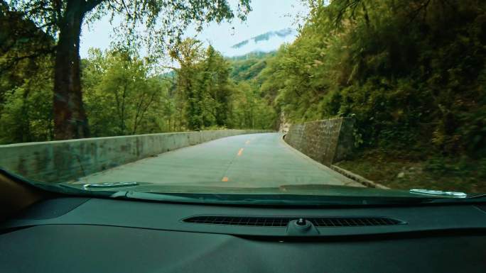 在山区的川西路上